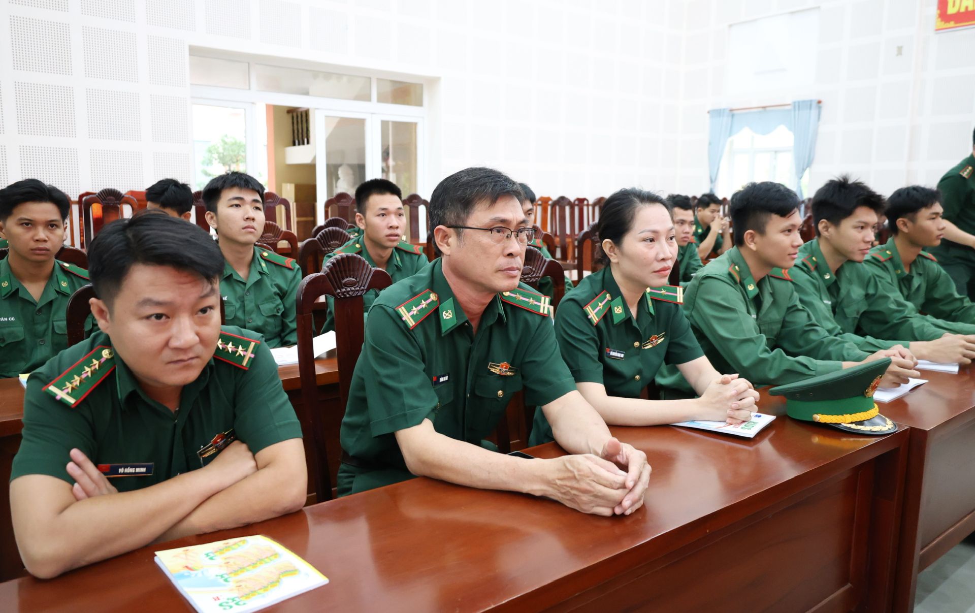 Cán bộ, chiến sĩ khối cơ quan tham gia hội nghị. Cán bộ, chiến sĩ khối cơ quan tham gia hội nghị.