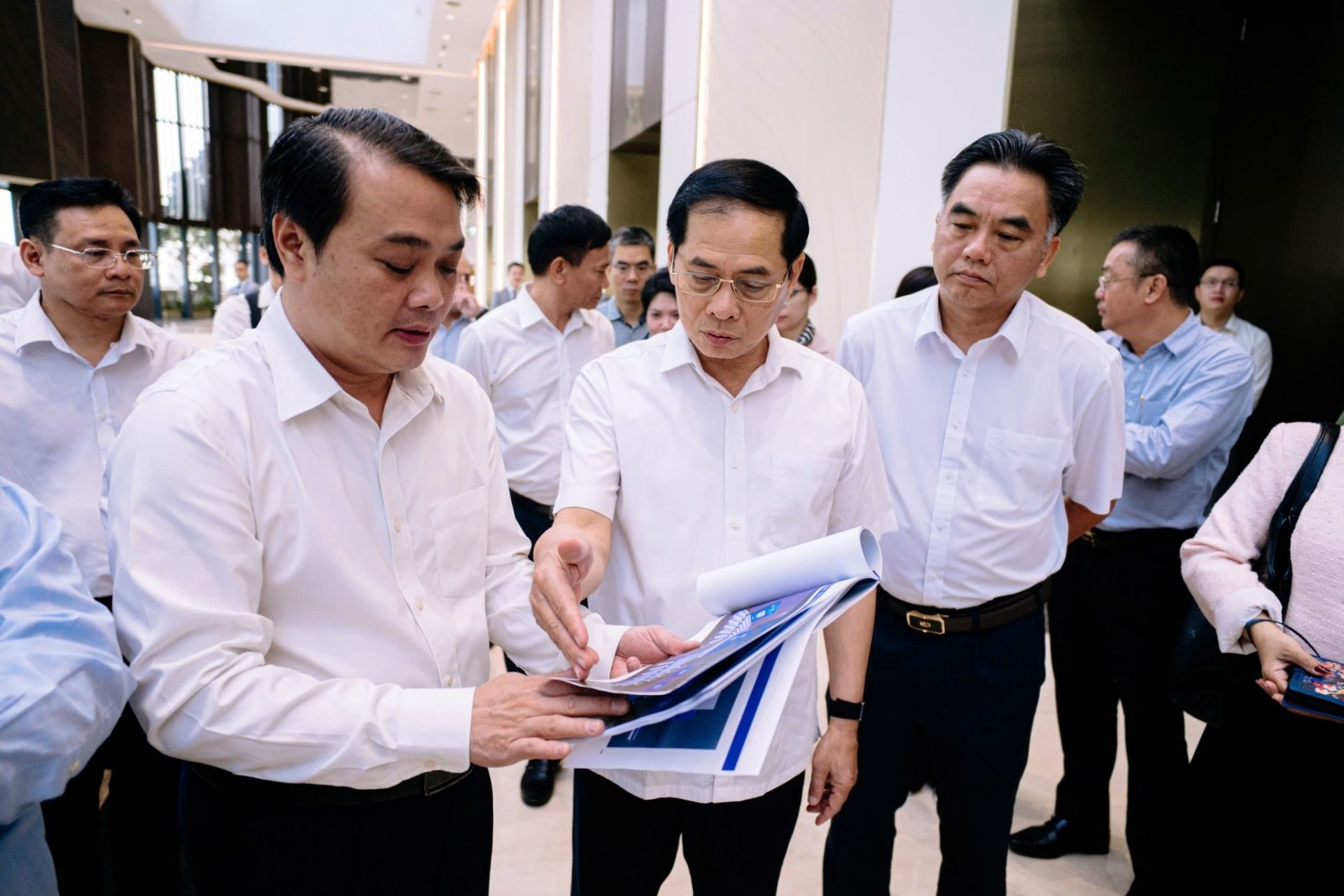 Phó Thủ tướng Bùi Thanh Sơn (ở giữa) thực địa tại Thiskyhall Sala trước thềm Diễn đàn Kinh tế Mùa Thu - HEF 2025 Phó Thủ tướng Bùi Thanh Sơn (ở giữa) thực địa tại Thiskyhall Sala trước thềm Diễn đàn Kinh tế Mùa Thu - HEF 2025