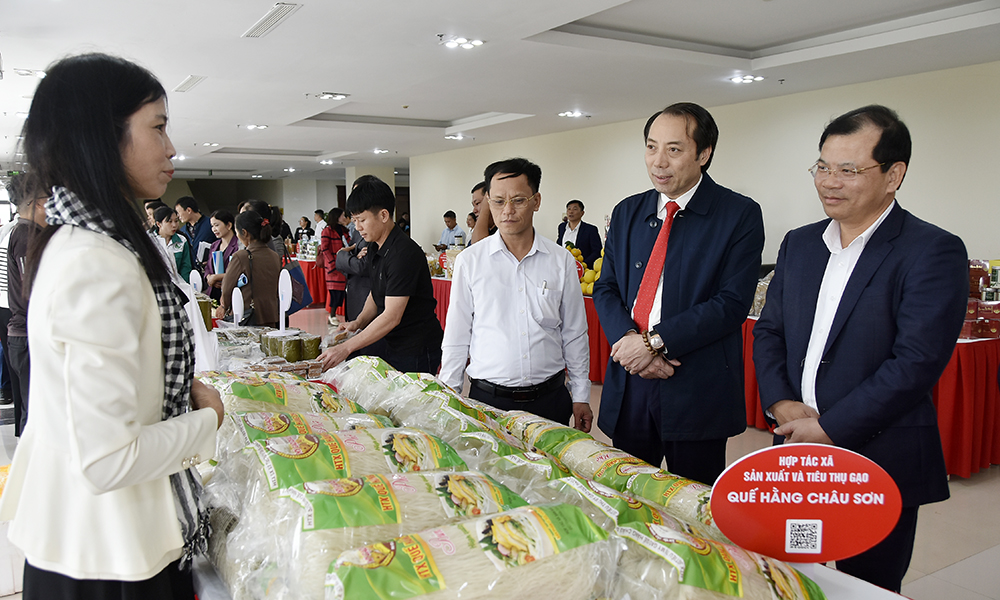 Các đại biểu tham quan gian hàng của các hợp tác xã được hỗ trợ Các đại biểu tham quan gian hàng của các hợp tác xã được hỗ trợ