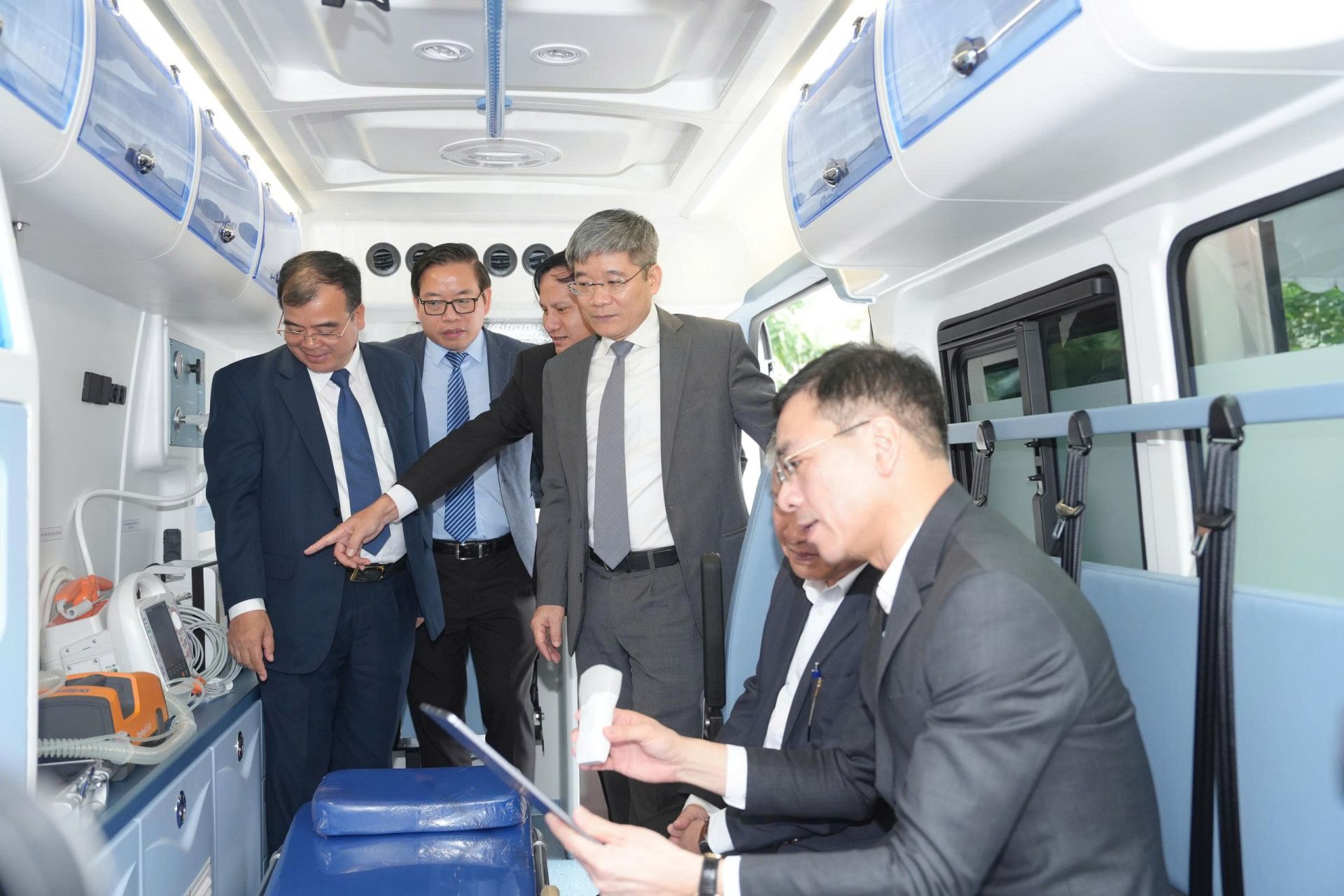Các đại biểu đã tham quan, kiểm tra xe cứu thương và trang thiết bị được tài trợ.