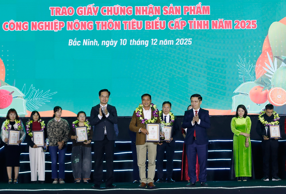 Đại diện Ban Tổ chức trao Giấy chứng nhận sản phẩm công nghiệp nông thôn tiêu biểu năm 2025 cho đại diện các doanh nghiệp, hợp tác xã. Đồn