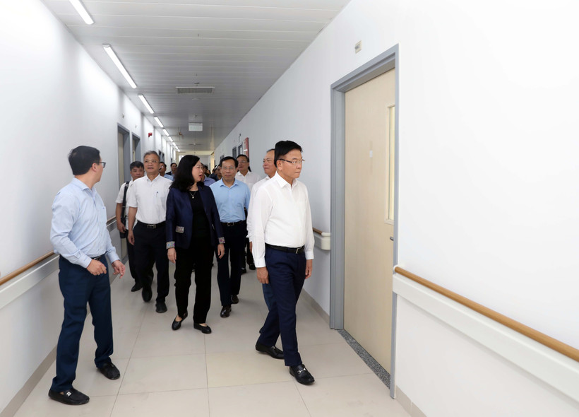 Phó Thủ tướng Chính phủ Lê Thành Long dẫn đầu đoàn công tác đi kiểm tra thực tế tại Bệnh viện Hữu nghị Việt Đức cơ sở 2 tại Ninh Bình. (Ảnh: Đại Nghĩa/TTXVN) Phó Thủ tướng Chính phủ Lê Thành Long dẫn đầu đoàn công tác đi kiểm tra thực tế tại Bệnh viện Hữu nghị Việt Đức cơ sở 2 tại Ninh Bình. (Ảnh: Đại Nghĩa/TTXVN)