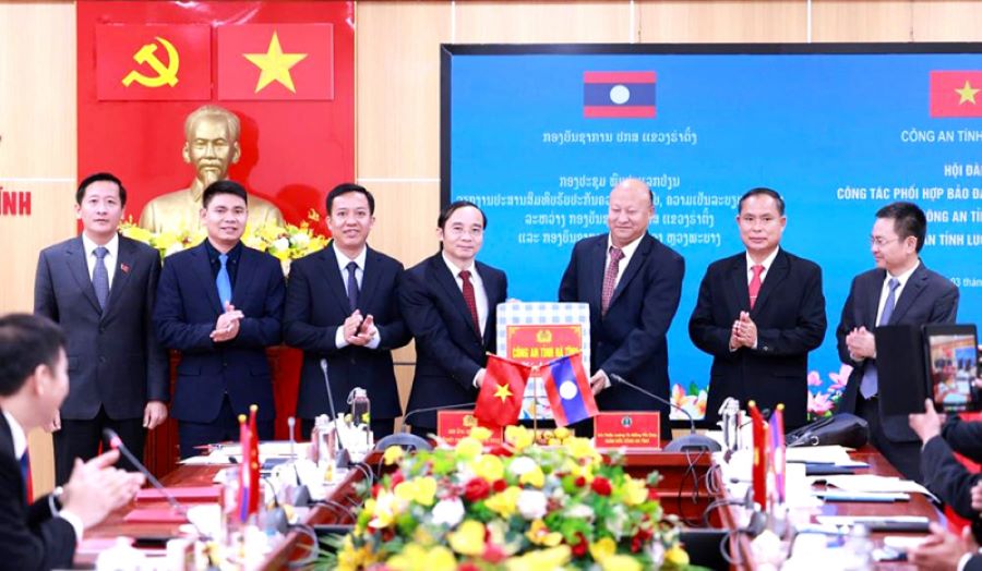 Công tác phối hợp quốc tế trong đấu tranh phòng, chống tội phạm luôn được Công an Hà Tĩnh chú trọng. Công tác phối hợp quốc tế trong đấu tranh phòng, chống tội phạm luôn được Công an Hà Tĩnh chú trọng.