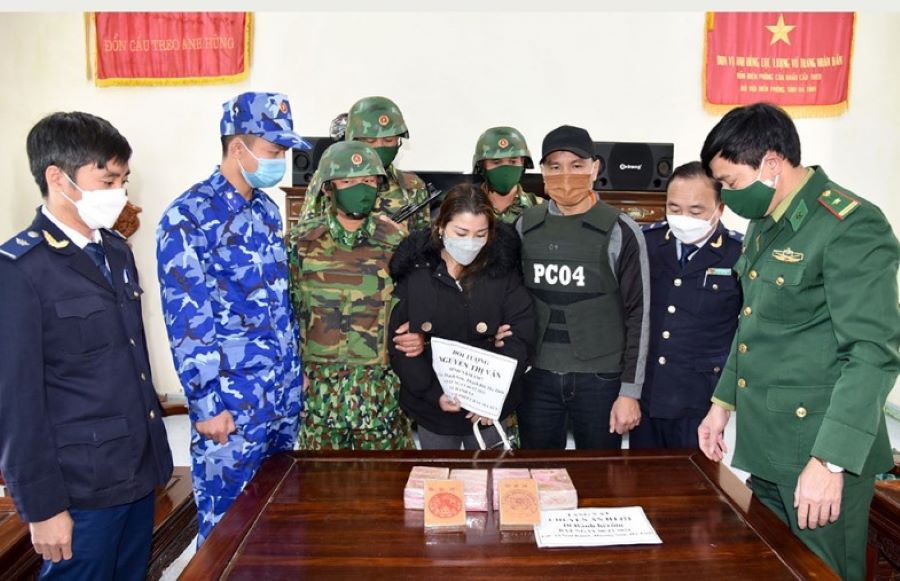 Công an Hà Tĩnh phối hợp bắt giữ các đối tượng phạm tội xuyên quốc gia. Công an Hà Tĩnh phối hợp bắt giữ các đối tượng phạm tội xuyên quốc gia.