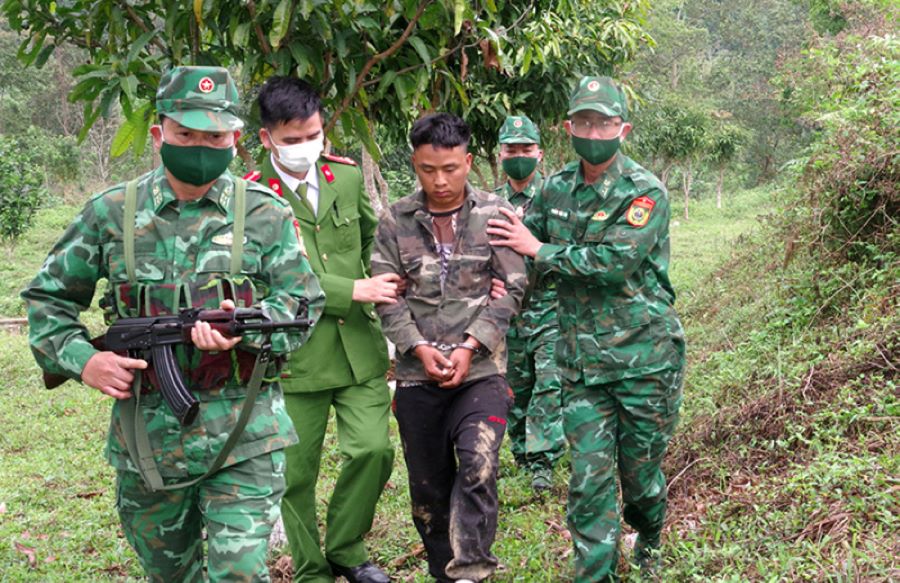 Một đối tượng xâm nhập trái phép qua biên giới bị phát hiện, bắt giữ. Một đối tượng xâm nhập trái phép qua biên giới bị phát hiện, bắt giữ.