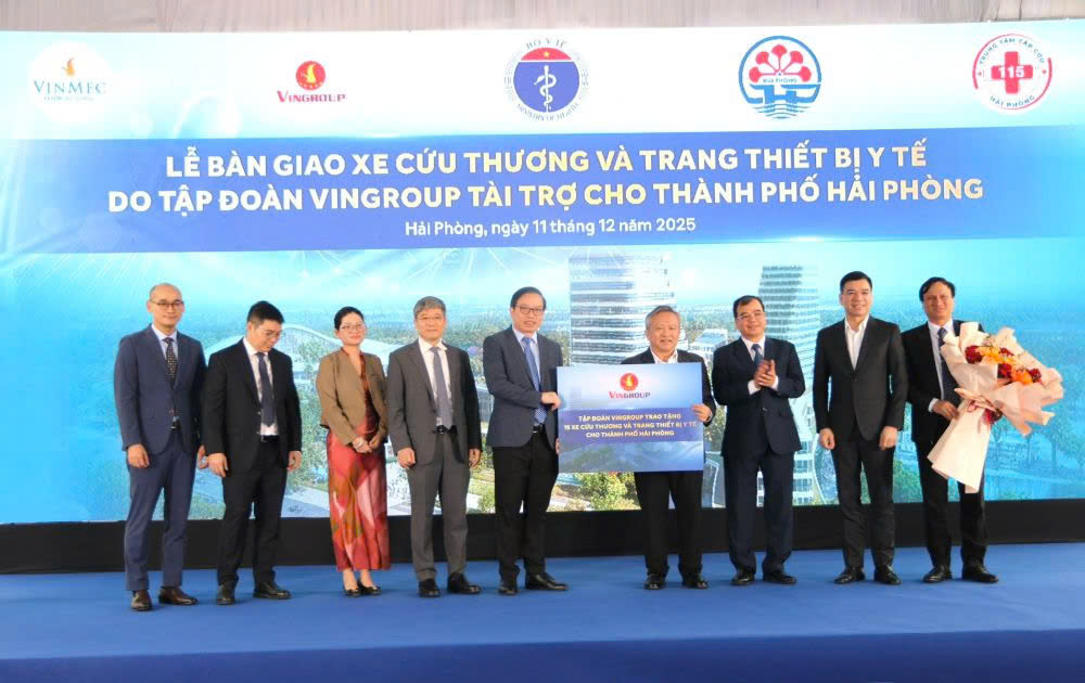 Vingroup bàn giao xe cứu thương và trang thiết bị y tế cho Trung tâm Cấp cứu 115 thành phố Hải Phòng
