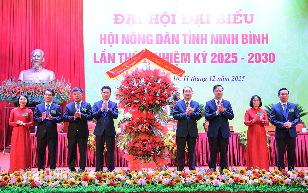 Thay mặt Tỉnh ủy, HĐND, UBND, Ủy ban MTTQ Việt Nam tỉnh, đồng chí Mai Văn Tuất, Phó Bí thư Tỉnh ủy, Chủ tịch Ủy ban MTTQ Việt Nam tỉnh tặng hoa chúc mừng Đại hội. Thay mặt Tỉnh ủy, HĐND, UBND, Ủy ban MTTQ Việt Nam tỉnh, đồng chí Mai Văn Tuất, Phó Bí thư Tỉnh ủy, Chủ tịch Ủy ban MTTQ Việt Nam tỉnh tặng hoa chúc mừng Đại hội.