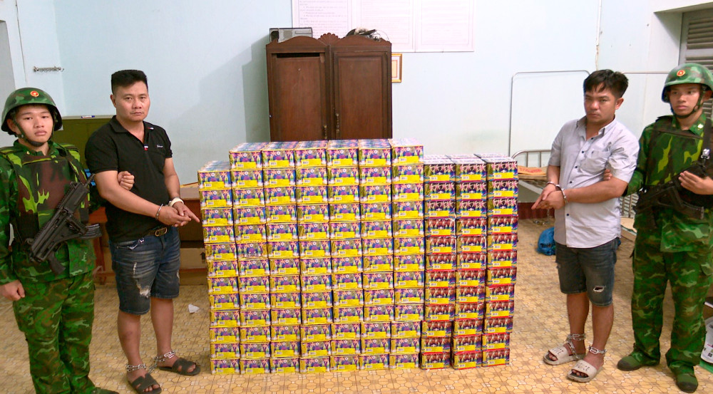 Bắt giữ 2 đối tượng dùng ô tô vận chuyển 422kg pháo lậu