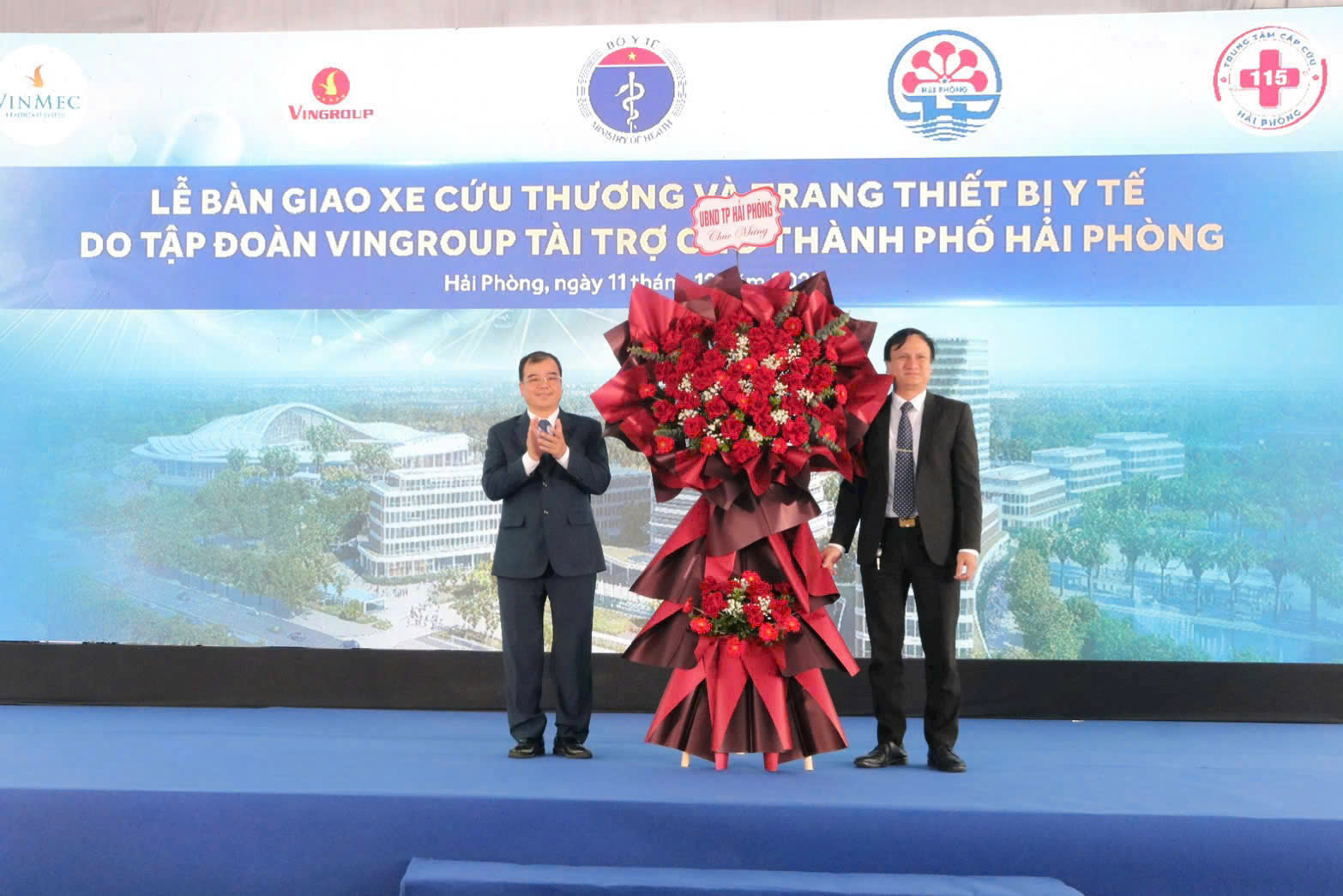 Đồng chí Nguyễn Minh Hùng, Phó Chủ tịch UBND thành phố tặng hoa chúc mừng Trung tâm Cấp cứu 115 thành phố.