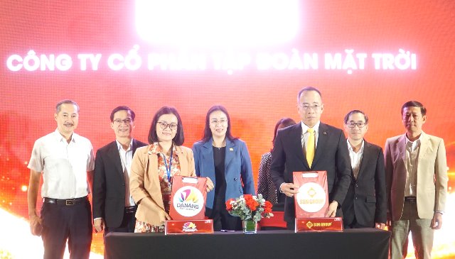 Các đơn vị đồng hành ký kết tại lễ họp báo lễ hội Giáng sinh – Chào năm mới Đà Nẵng 2026. Các đơn vị đồng hành ký kết tại lễ họp báo lễ hội Giáng sinh – Chào năm mới Đà Nẵng 2026.