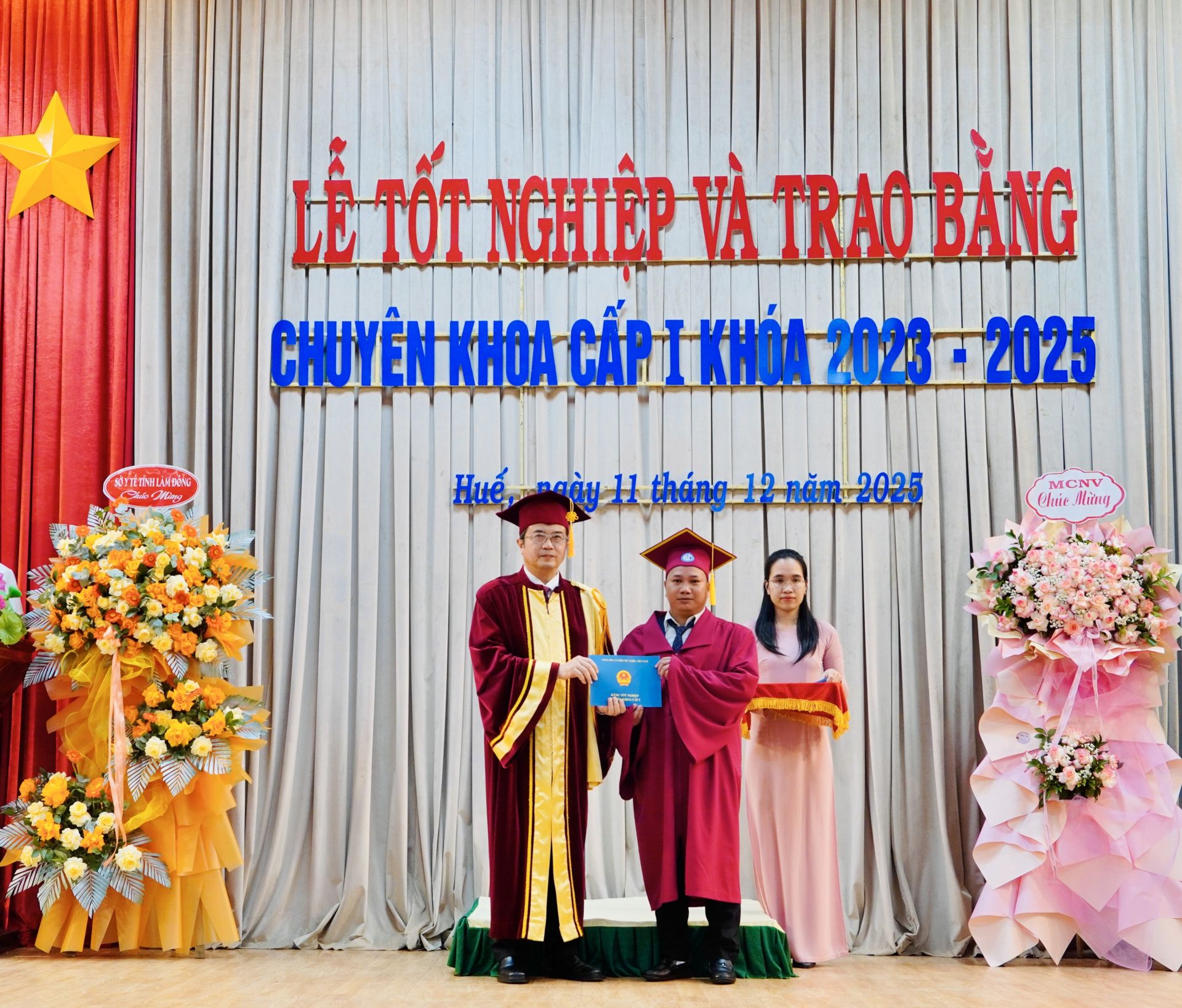 Trao bằng tốt nghiệp cho các học viên tiêu biểu