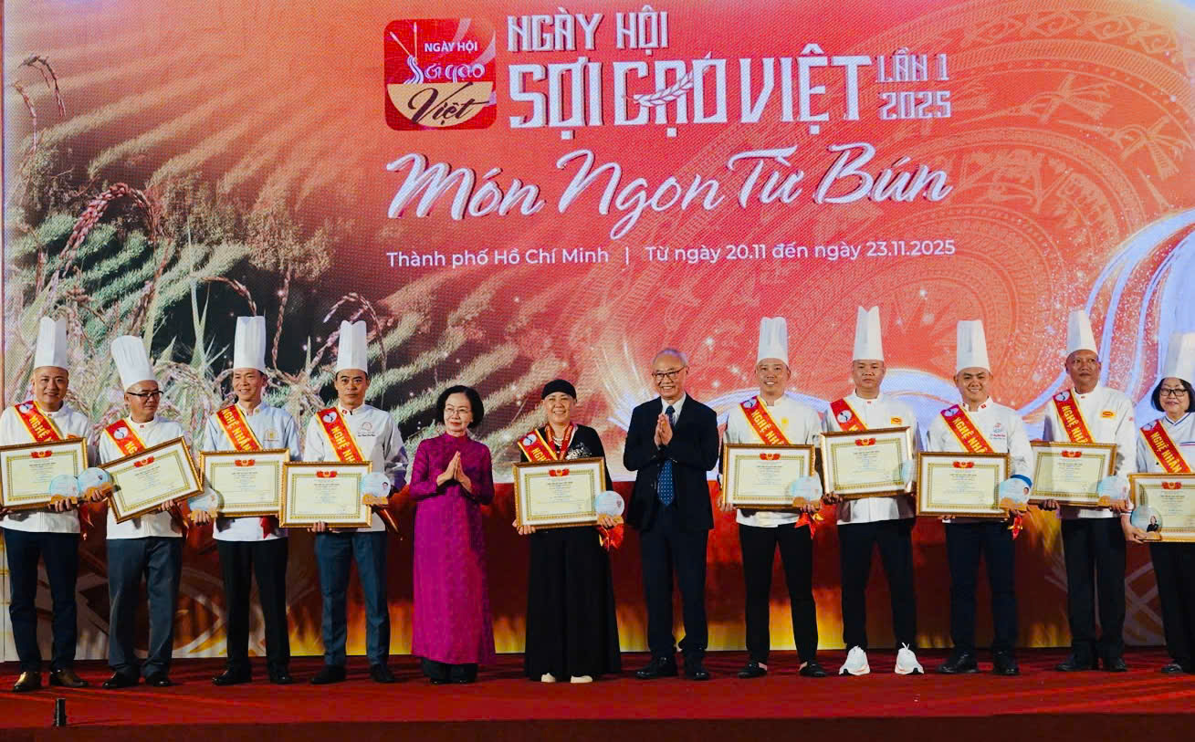 Bà Nguyễn Thị Khánh, Chủ tịch Hiệp hội Du lịch TP Hồ Chí Minh trao tặng danh hiệu nghệ nhân cho các đầu bếp Việt tại sự kiện vừa qua.