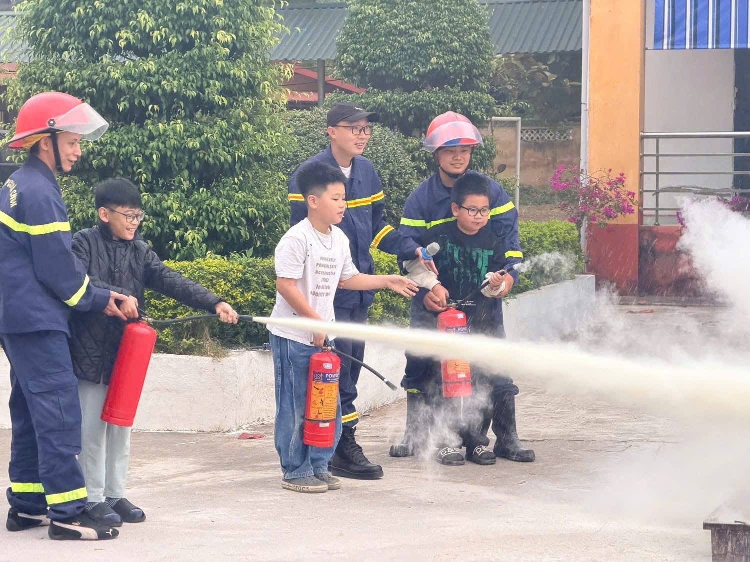 Công an phường Trung Tâm phối hợp Đội Chữa cháy và cứu nạn, cứu hộ khu vực số 2 thuộc Phòng Cảnh sát phòng cháy, chữa cháy và cứu nạn, cứu hộ Công an tỉnh tổ chức chương trình tuyên truyền, thực hành kỹ năng phòng cháy, chữa cháy và cứu nạn, cứu hộ tại Trường tiểu học Kim Đồng Công an phường Trung Tâm phối hợp Đội Chữa cháy và cứu nạn, cứu hộ khu vực số 2 thuộc Phòng Cảnh sát phòng cháy, chữa cháy và cứu nạn, cứu hộ Công an tỉnh tổ chức chương trình tuyên truyền, thực hành kỹ năng phòng cháy, chữa cháy và cứu nạn, cứu hộ tại Trường tiểu học Kim Đồng