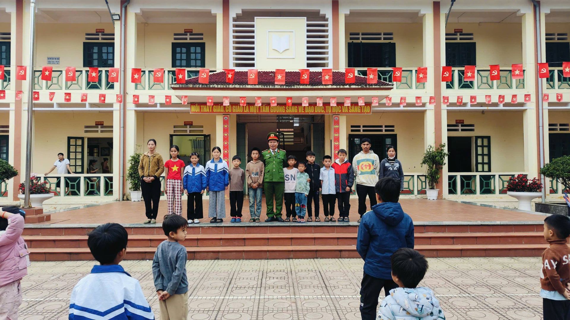 Công an xã Gia Phú tổ chức hoạt động tuyên truyền, phổ biến pháp luật về an toàn và nề nếp trường học Công an xã Gia Phú tổ chức hoạt động tuyên truyền, phổ biến pháp luật về an toàn và nề nếp trường học