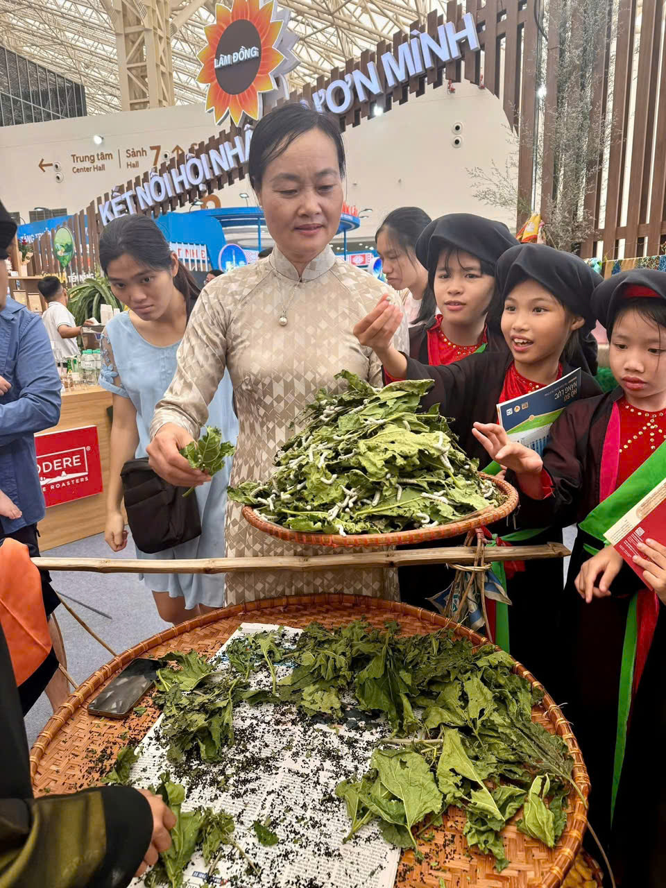 Hình ảnh của Hà Bảo Silk tại Hội trợ Mùa Thu năm 2025 Hình ảnh của Hà Bảo Silk tại Hội trợ Mùa Thu năm 2025