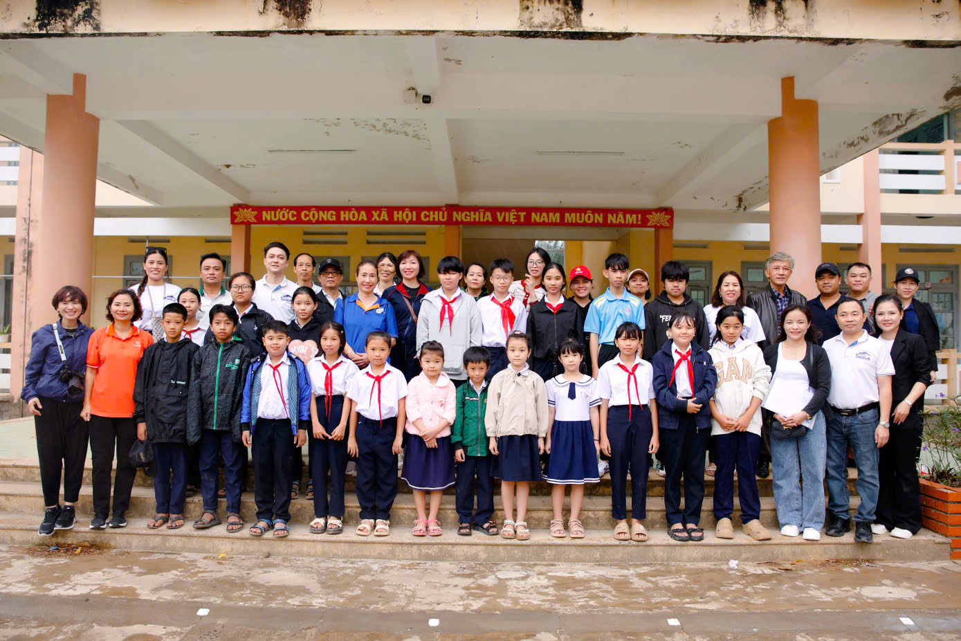 Trao 20 xuất học bổng trị giá 20 triệu đồng, 24 bàn học & 300 bộ sách vở, đồ dùng học tập cho Trường Tiểu học & THCS Lê Trao 20 xuất học bổng trị giá 20 triệu đồng, 24 bàn học & 300 bộ sách vở, đồ dùng học tập cho Trường Tiểu học & THCS Lê