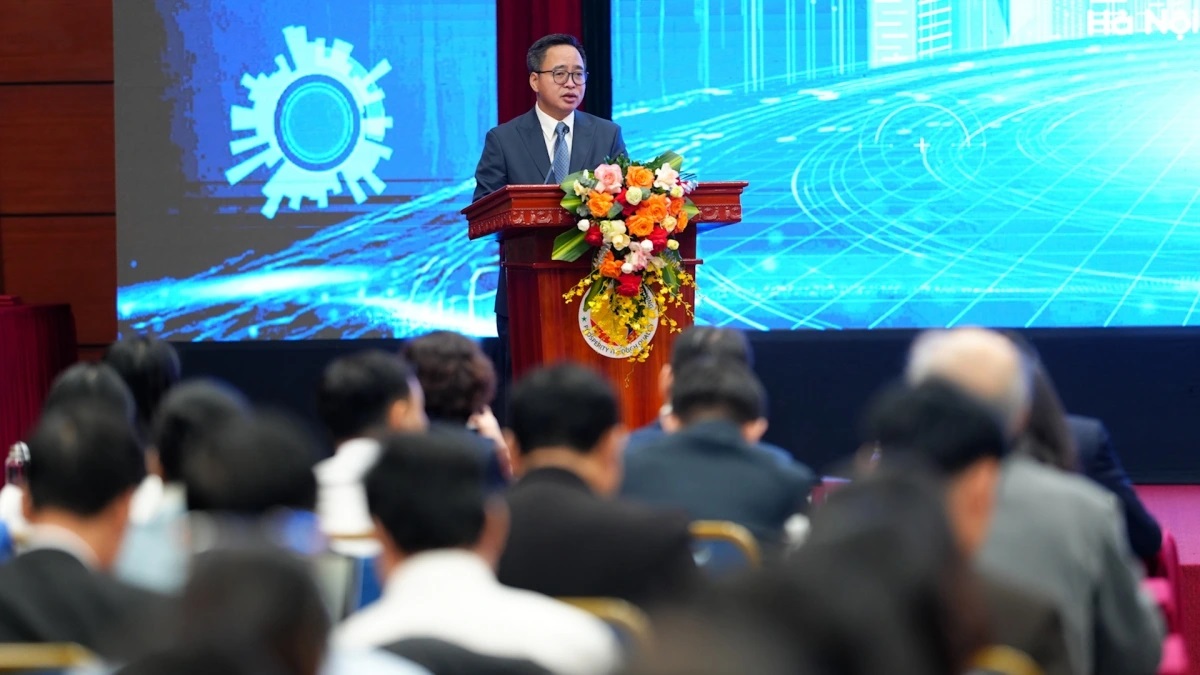 Ông Phạm Mạnh Hùng, Phó Tổng giám đốc Đài Tiếng nói Việt Nam (VOV) Ông Phạm Mạnh Hùng, Phó Tổng giám đốc Đài Tiếng nói Việt Nam (VOV)