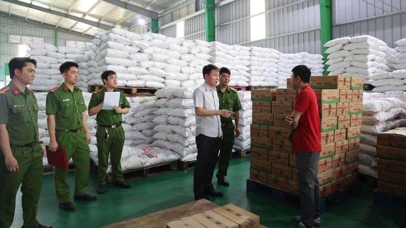 Công an tỉnh Phú Thọ kiểm tra kho hàng giả của công ty TNHH Famimoto 9thangfs 8/2025). Ảnh: Công an tỉnh Phú Thọ Công an tỉnh Phú Thọ kiểm tra kho hàng giả của công ty TNHH Famimoto 9thangfs 8/2025). Ảnh: Công an tỉnh Phú Thọ