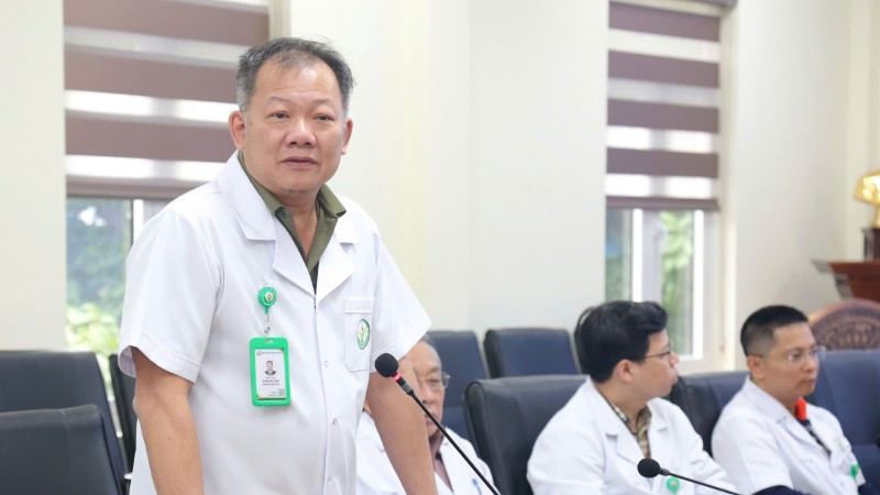 Phó Giáo sư, Tiến sĩ, bác sĩ Dương Đức Hùng, Giám đốc Bệnh viện Hữu nghị Việt Đức. Phó Giáo sư, Tiến sĩ, bác sĩ Dương Đức Hùng, Giám đốc Bệnh viện Hữu nghị Việt Đức.