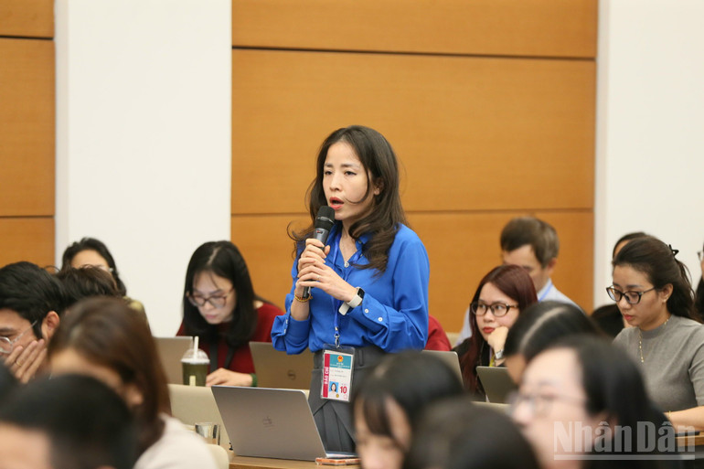 Phóng viên các cơ quan thông tấn, báo chí nêu câu hỏi tới các đồng chí chủ trì họp báo. (Ảnh: DUY LINH) Phóng viên các cơ quan thông tấn, báo chí nêu câu hỏi tới các đồng chí chủ trì họp báo. (Ảnh: DUY LINH)