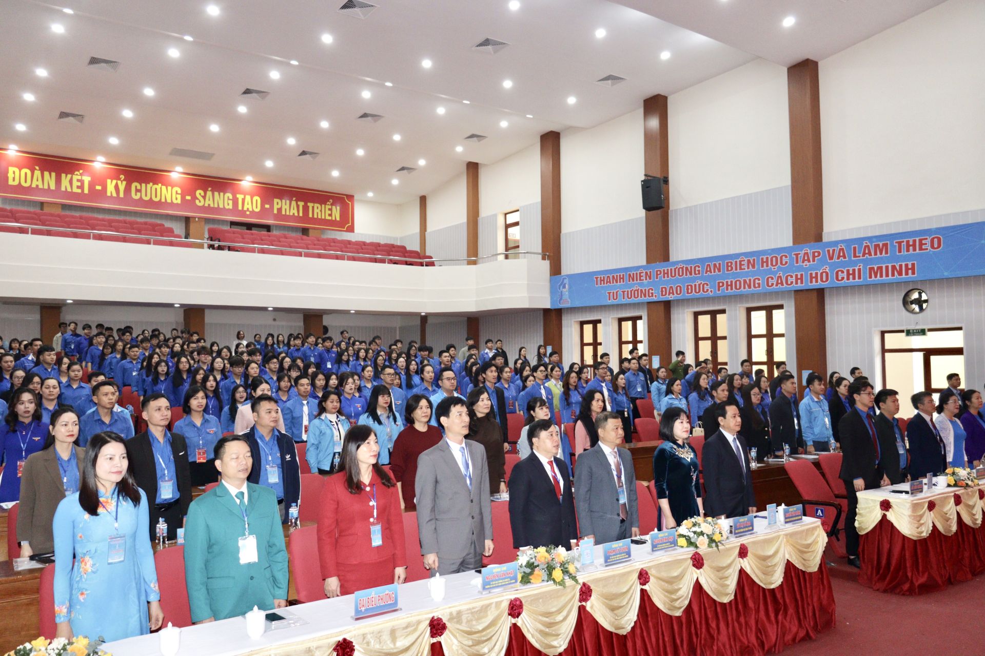 Các đại biểu thực hiện nghi thức chào cờ. Các đại biểu thực hiện nghi thức chào cờ.