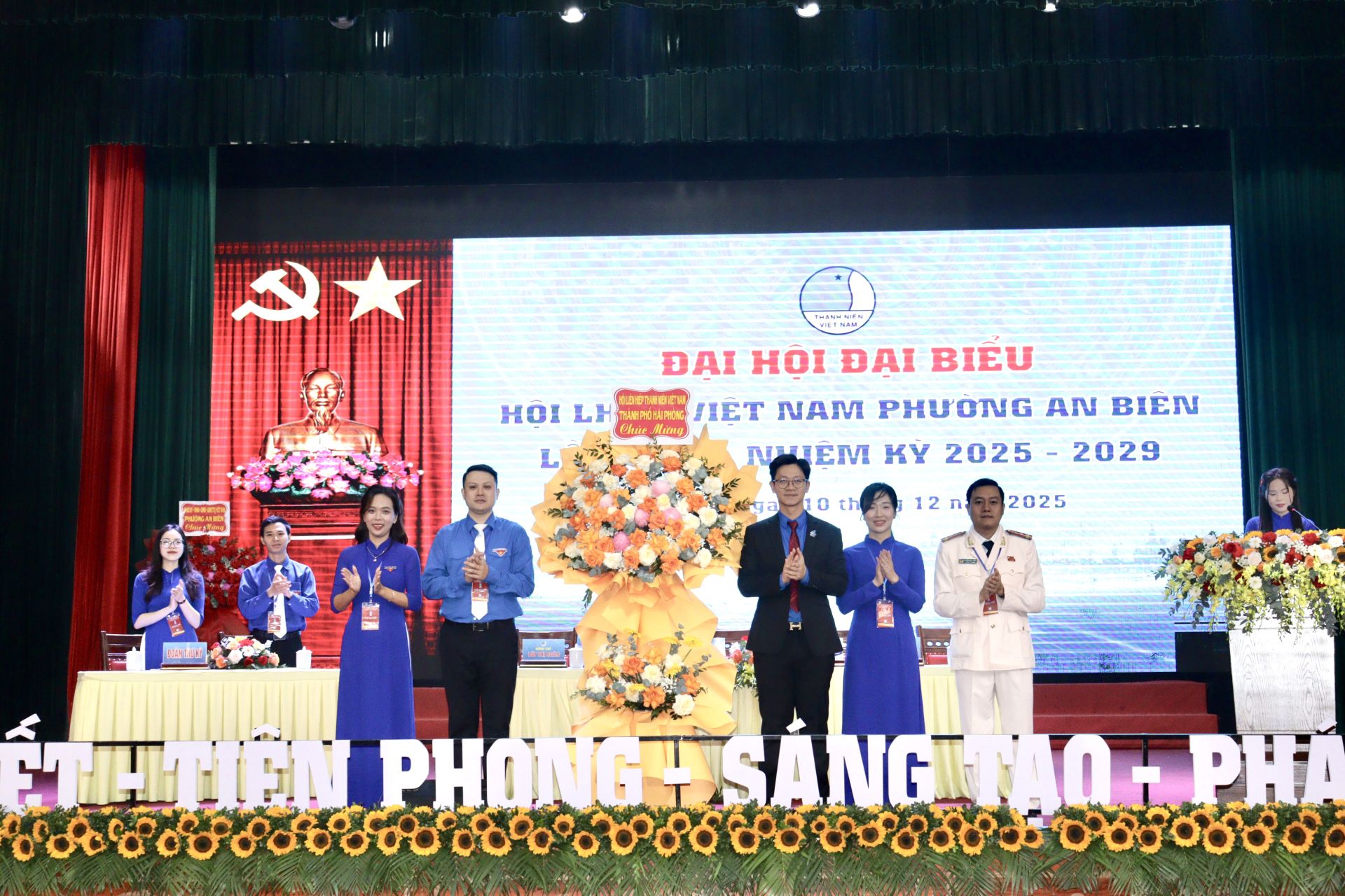 Hội LHTN Việt Nam thành phố tặng hoa chúc mừng Đại hội. Hội LHTN Việt Nam thành phố tặng hoa chúc mừng Đại hội.