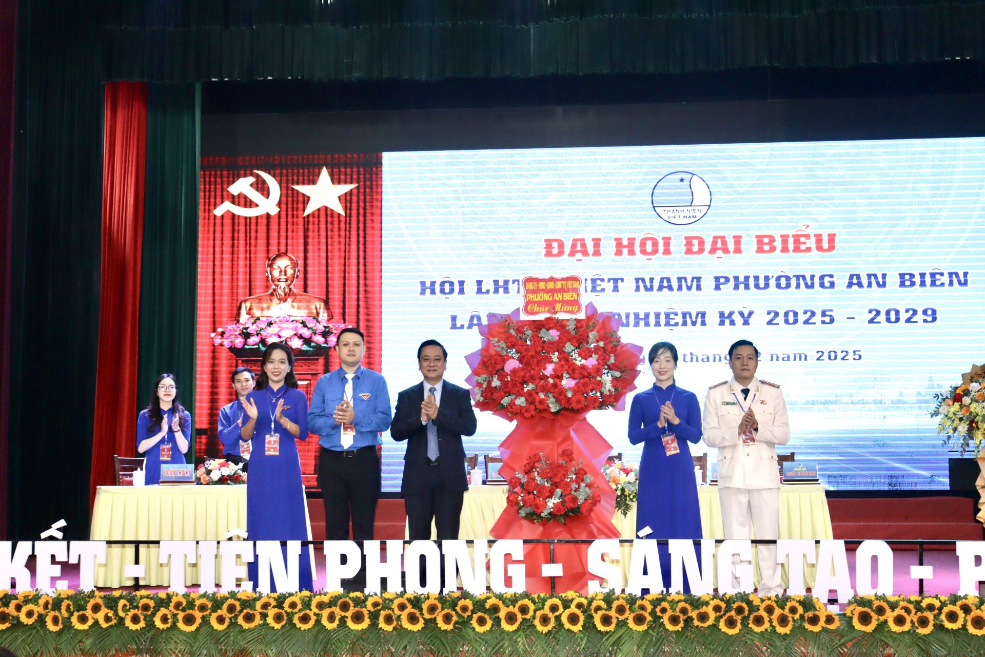 Lãnh đạo phường An Biên tặng hoa chúc mừng Đại hội. Lãnh đạo phường An Biên tặng hoa chúc mừng Đại hội.