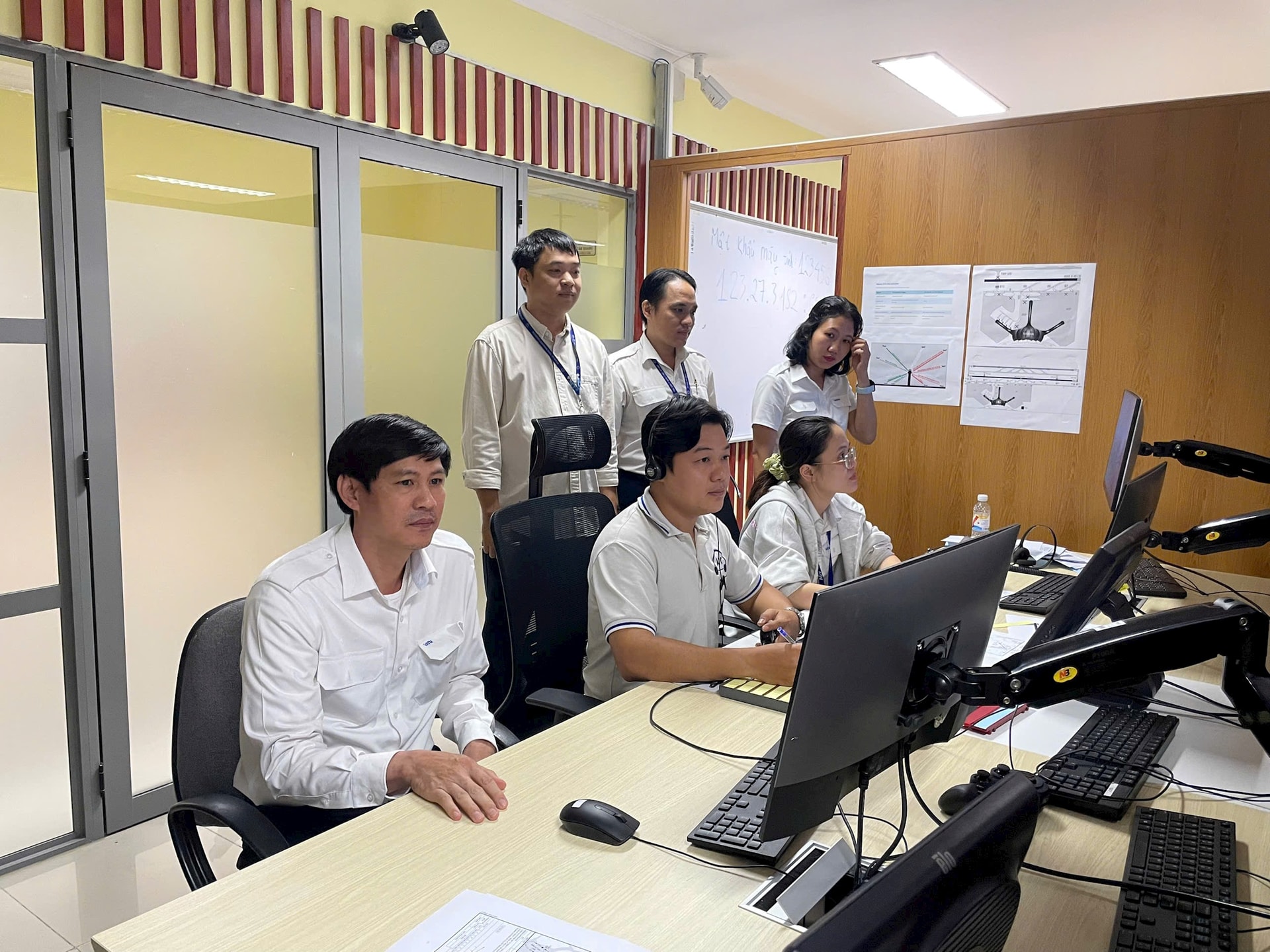 Các kiểm soát viên không lưu tham gia buổi huấn luyện tại hệ thống huấn luyện mô phỏng của VATM. Các kiểm soát viên không lưu tham gia buổi huấn luyện tại hệ thống huấn luyện mô phỏng của VATM.