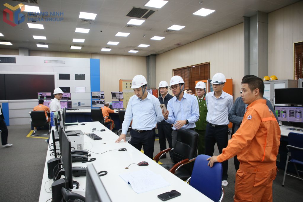 Phó Chủ tịch UBND tỉnh Quảng Ninh Nguyễn Văn Công kiểm tra và nghe báo cáo nhanh về công tác quan trắc môi trường tự động, cảnh báo nguy cơ ô nhiễm môi trường tại Công ty CP Nhiệt điện Quảng Ninh. Phó Chủ tịch UBND tỉnh Quảng Ninh Nguyễn Văn Công kiểm tra và nghe báo cáo nhanh về công tác quan trắc môi trường tự động, cảnh báo nguy cơ ô nhiễm môi trường tại Công ty CP Nhiệt điện Quảng Ninh.