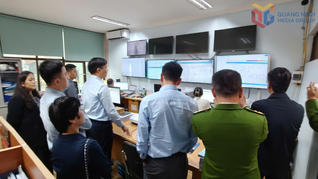 Phó Chủ tịch UBND tỉnh Quảng Ninh kiểm tra, đánh giá hoạt động điều hành, giám sát của Trung tâm Điều hành quan trắc tự động tại Trung tâm Quan trắc Tài nguyên và Môi trường. Phó Chủ tịch UBND tỉnh Quảng Ninh kiểm tra, đánh giá hoạt động điều hành, giám sát của Trung tâm Điều hành quan trắc tự động tại Trung tâm Quan trắc Tài nguyên và Môi trường.