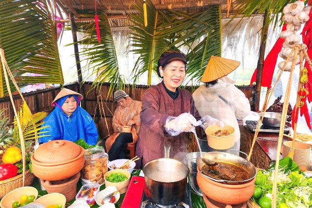 Lễ hội xuống đồng còn phục vụ du khách những món ăn dân dã, đậm chất xứ Quảng như: Mì Quảng, bánh xèo... Lễ hội xuống đồng còn phục vụ du khách những món ăn dân dã, đậm chất xứ Quảng như: Mì Quảng, bánh xèo...