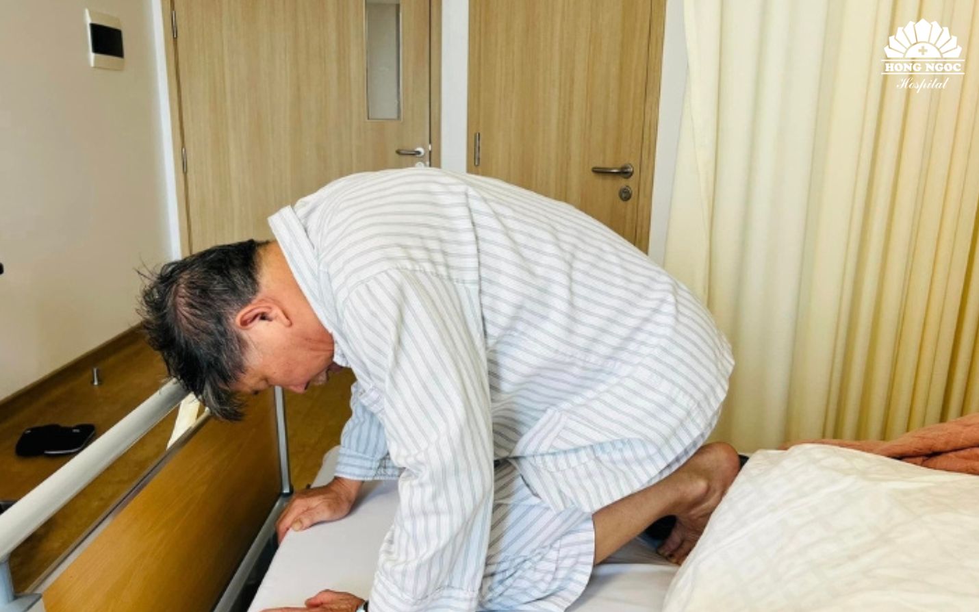 Cơn đau thoát vị đĩa đệm thắt lưng khiến người bệnh phải ngủ trong tư thế quỳ