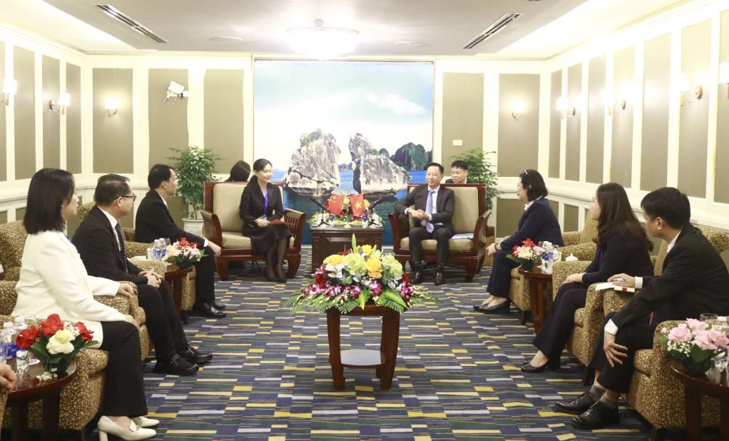 Ông Lê Văn Ánh, Tỉnh ủy viên, Phó Chủ tịch UBND tỉnh Quảng Ninh, tiếp xã giao bà Hồ Hiểu Ninh, Phó Giám đốc Sở Thương mại Quảng Tây, Trưởng Đoàn Đại biểu Khu tự trị dân tộc Choang Quảng Tây (Trung Quốc) cùng đoàn. Ông Lê Văn Ánh, Tỉnh ủy viên, Phó Chủ tịch UBND tỉnh Quảng Ninh, tiếp xã giao bà Hồ Hiểu Ninh, Phó Giám đốc Sở Thương mại Quảng Tây, Trưởng Đoàn Đại biểu Khu tự trị dân tộc Choang Quảng Tây (Trung Quốc) cùng đoàn.