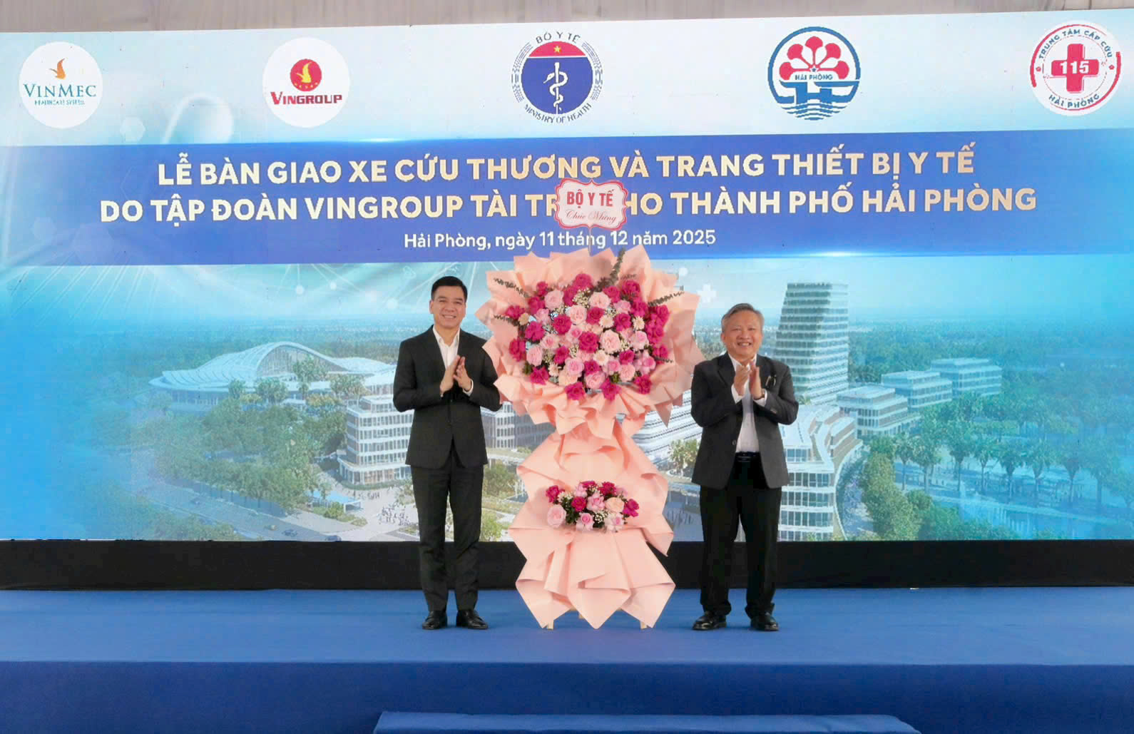 TS.Hà Anh Đức, Cục trưởng Cục Quản lý Khám, chữa bệnh (Bộ Y tế) tặng hoa chúc mừng Sở Y tế Hải Phòng.