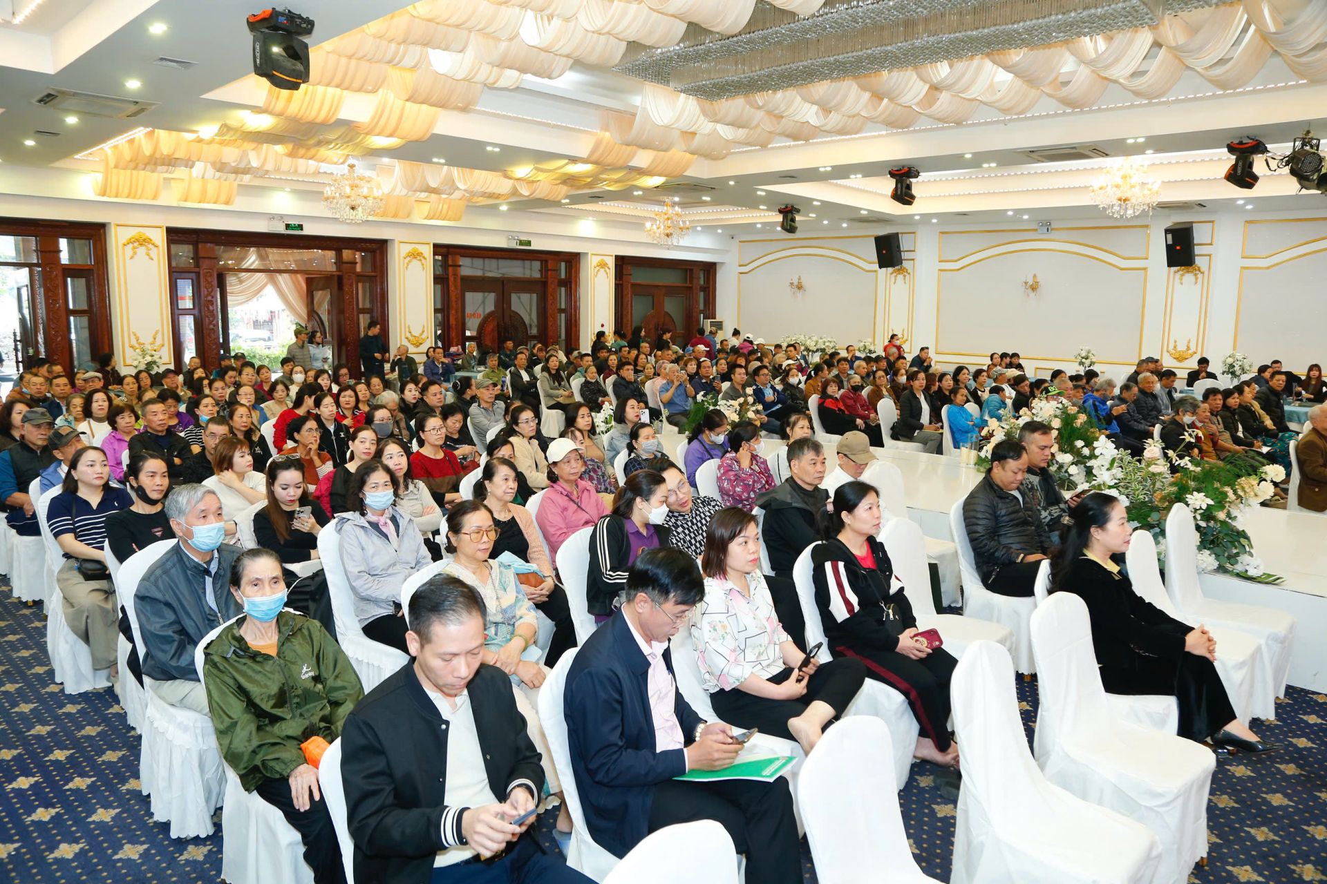 Đại biểu dự hội nghị. Đại biểu dự hội nghị.