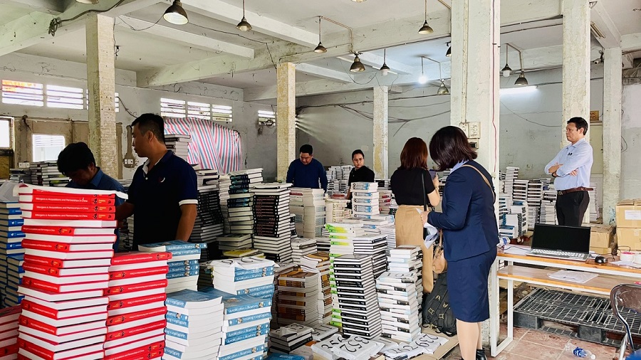 Các Trường Đại học tới tận kho sách nhận sách Các Trường Đại học tới tận kho sách nhận sách