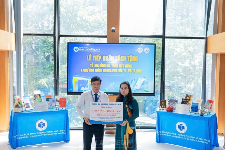 Đại diện gia đình Tiến sĩ Võ Tá Hân, bà Lê Thị Mỹ Châu trao tặng sách cho Trường Đại học Công Thương TP.HCM Đại diện gia đình Tiến sĩ Võ Tá Hân, bà Lê Thị Mỹ Châu trao tặng sách cho Trường Đại học Công Thương TP.HCM