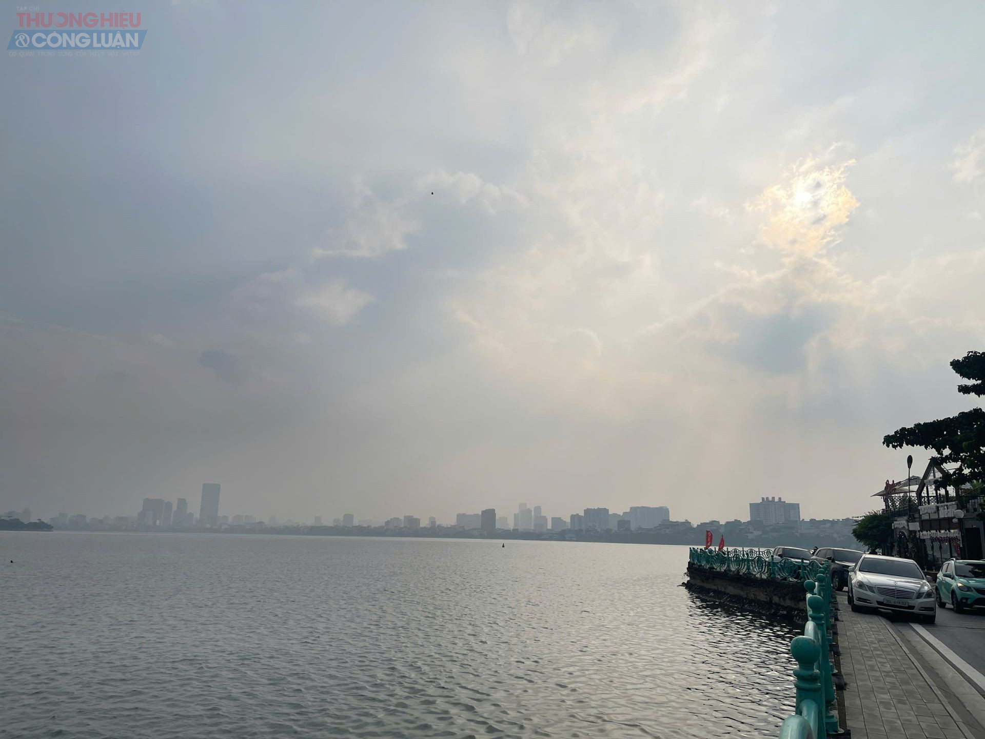 Hình ảnh ghi nhận lúc15 giờ 15 phút ngày 10/12 tại Hồ Tây. Hình ảnh ghi nhận lúc15 giờ 15 phút ngày 10/12 tại Hồ Tây.