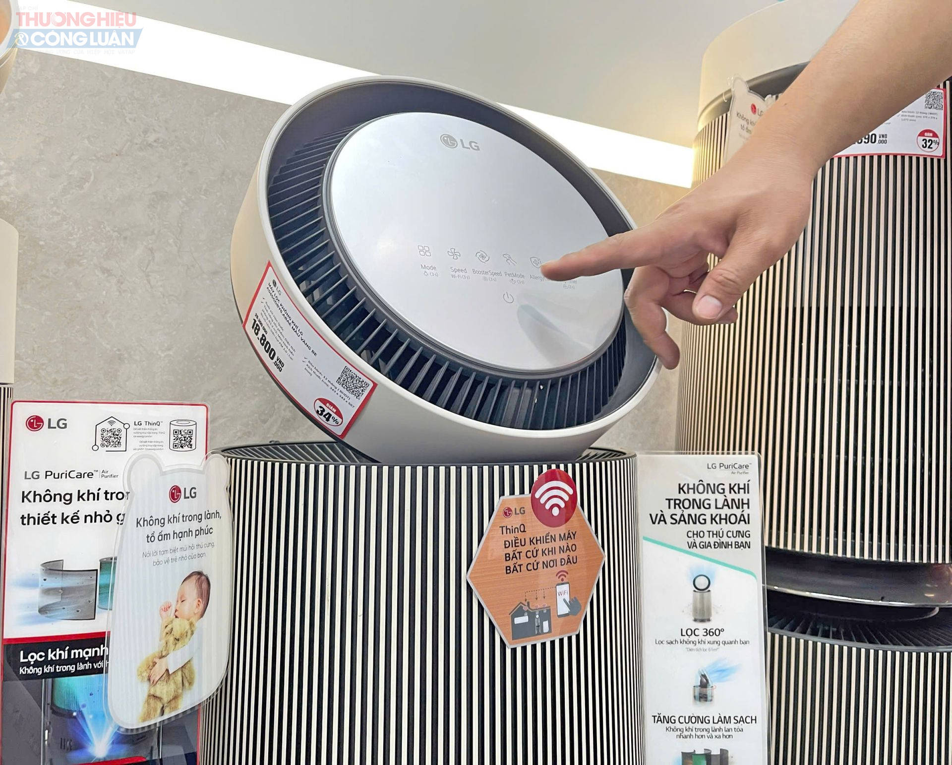 Nhiều mẫu máy đời mới ngoài khả năng lọc bụi mịn PM1.0 còn có màng lọc thô giúp giữ lại lông chó mèo, sợi vải và các hạt bụi lớn — tính năng được nhiều gia đình nuôi thú cưng quan tâm.” Nhiều mẫu máy đời mới ngoài khả năng lọc bụi mịn PM1.0 còn có màng lọc thô giúp giữ lại lông chó mèo, sợi vải và các hạt bụi lớn — tính năng được nhiều gia đình nuôi thú cưng quan tâm.”