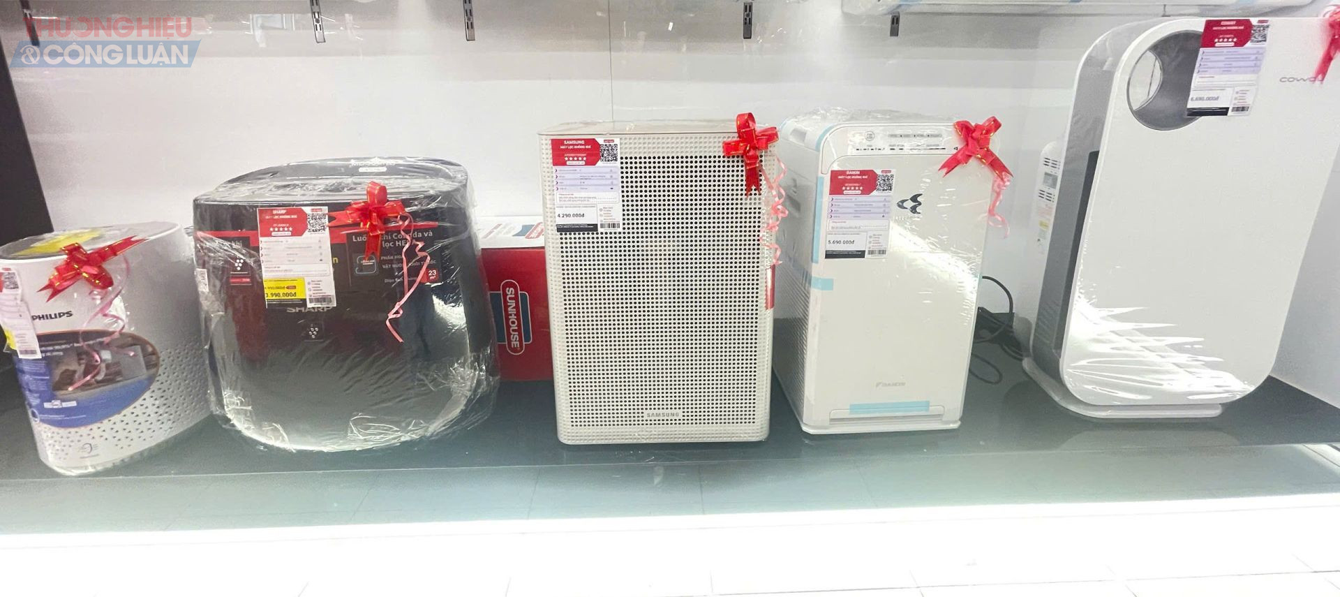 Tại Nguyễn Kim, mẫu máy lọc không khí được nhiều người tiêu dùng lựa chọn là mẫu Coway AP-1008CH, xuất xứ từ Hàn Quốc. Tại Nguyễn Kim, mẫu máy lọc không khí được nhiều người tiêu dùng lựa chọn là mẫu Coway AP-1008CH, xuất xứ từ Hàn Quốc.