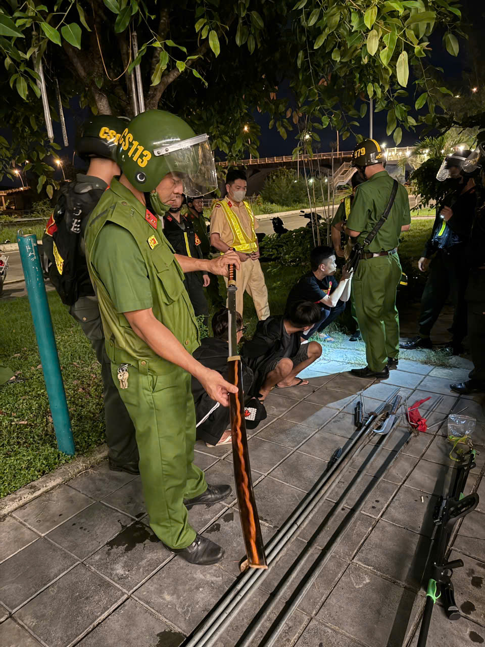 Cảnh sát 113 phối hợp với tổ cảnh sát 979 bắt nhom đối tượng mang theo hung khí