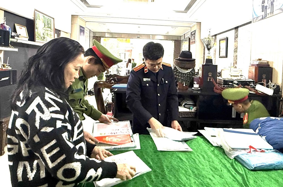 Lực lượng Công an khám xét nơi ở của vợ chồng Nguyễn Hữu Bình và Lê Thị Thu Hương Lực lượng Công an khám xét nơi ở của vợ chồng Nguyễn Hữu Bình và Lê Thị Thu Hương