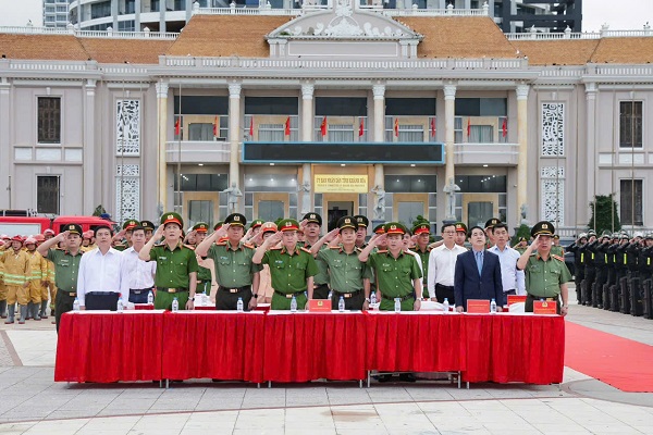 Các vị lãnh đạo tỉnh và Công an Tỉnh tham dự