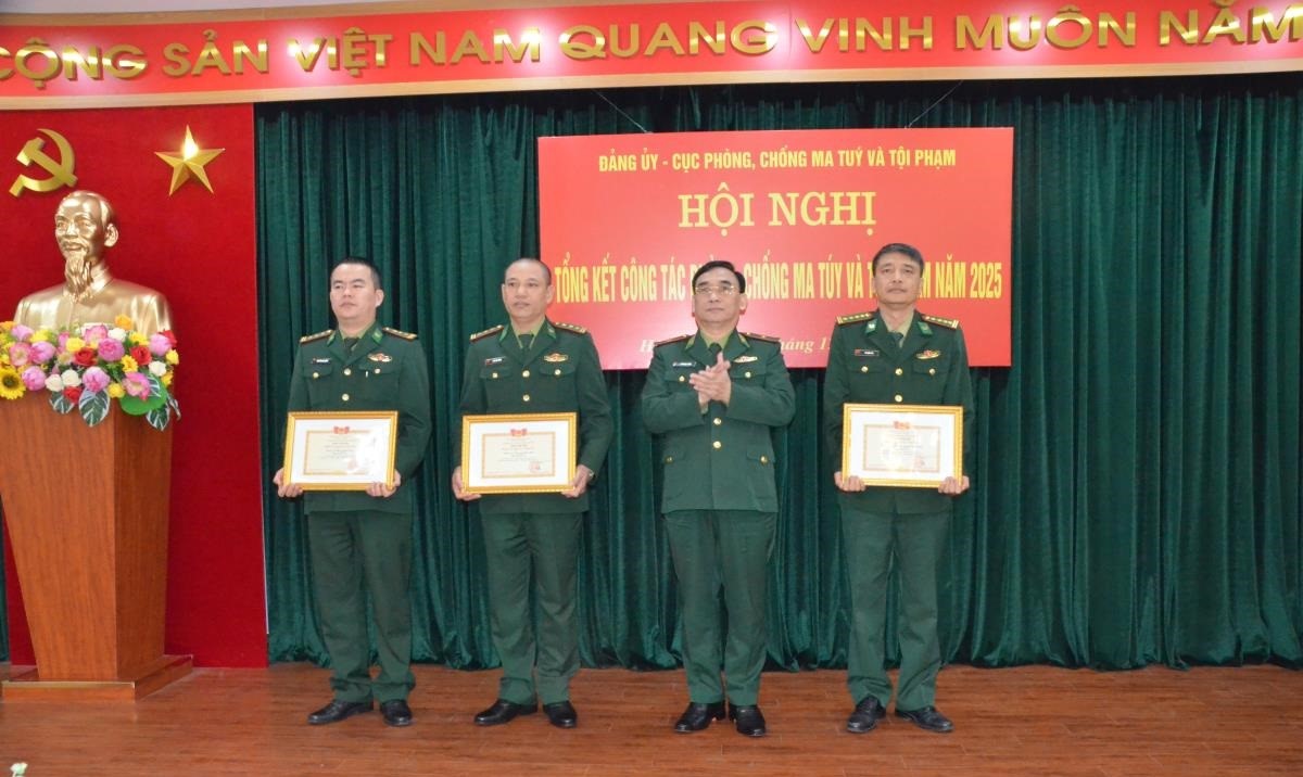 Thiếu tướng Đỗ Ngọc Cảnh trao tặng danh hiệu Đơn vị quyết thắng cho các tập thể. Ảnh: DK