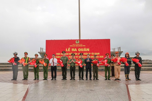 Bí Thử Tỉnh ủy Nghiêm Xuân Thành và Chủ tịch UBND tỉnh Trần Phong tặng hoa động viên các lưc lượng nghiệp vụ tham gia Lễ ra quân