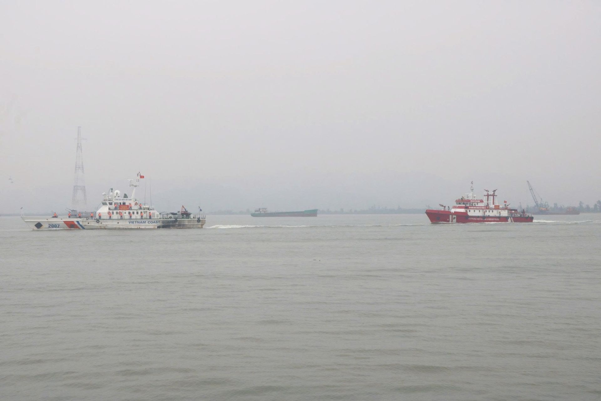 Các lực lượng Công an thành phố diễu hành.