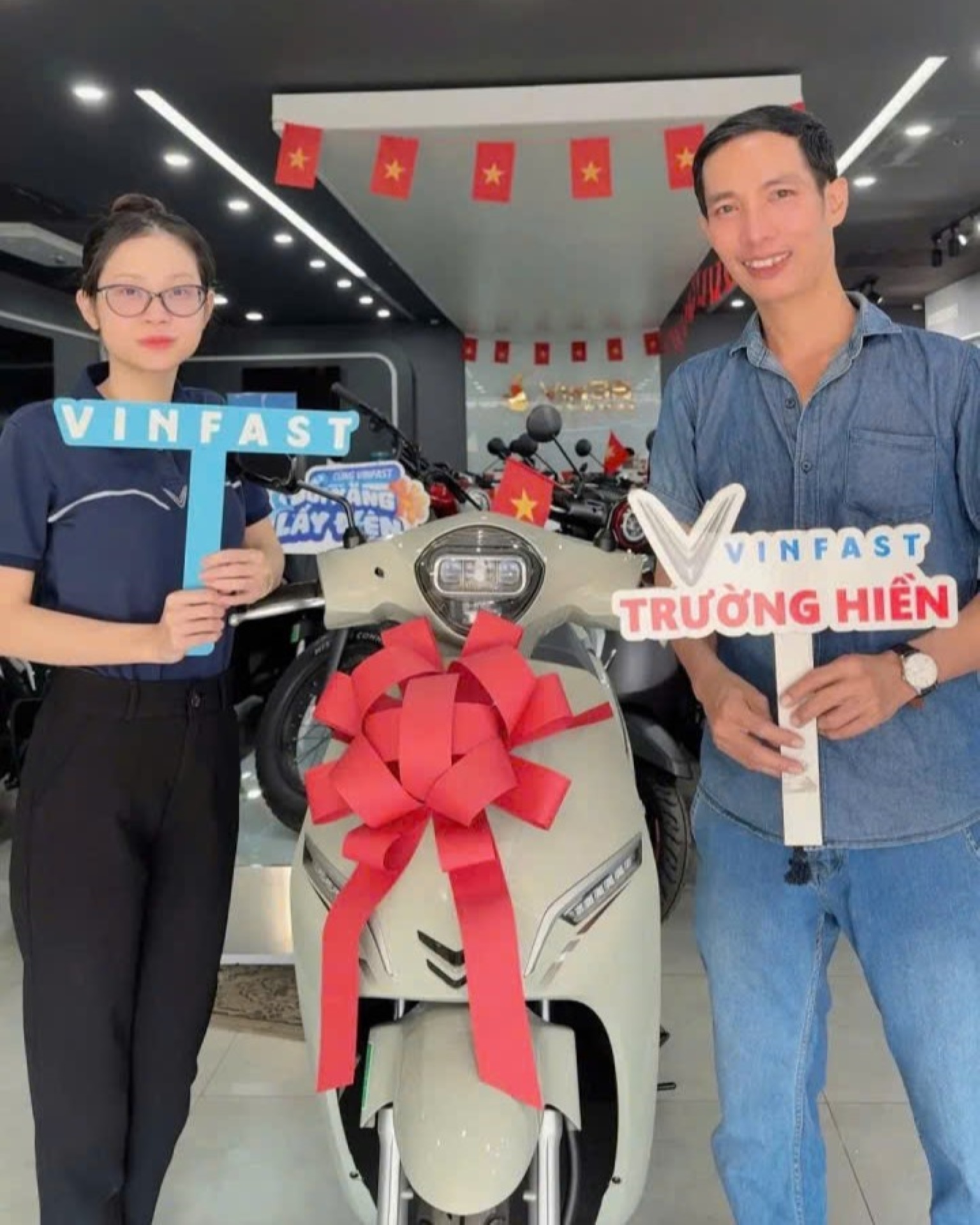 Chia tay xe máy xăng cũ để rước VinFast Feliz, chủ xe “nhân đôi niềm vui”