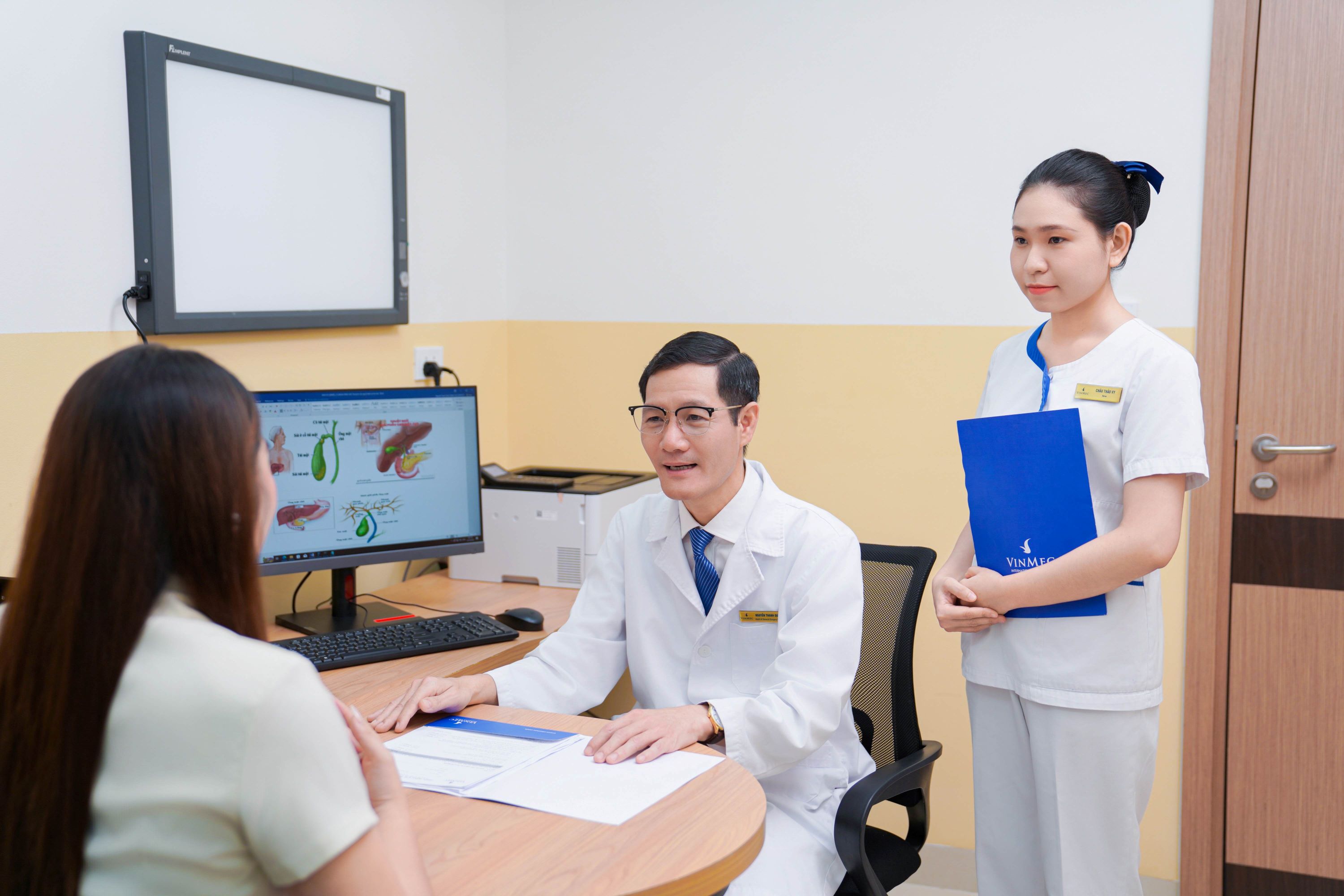 TS.BS Nguyễn Thanh Quân - Trưởng khoa Ngoại Tiêu hóa - thăm khám cho khách hàng