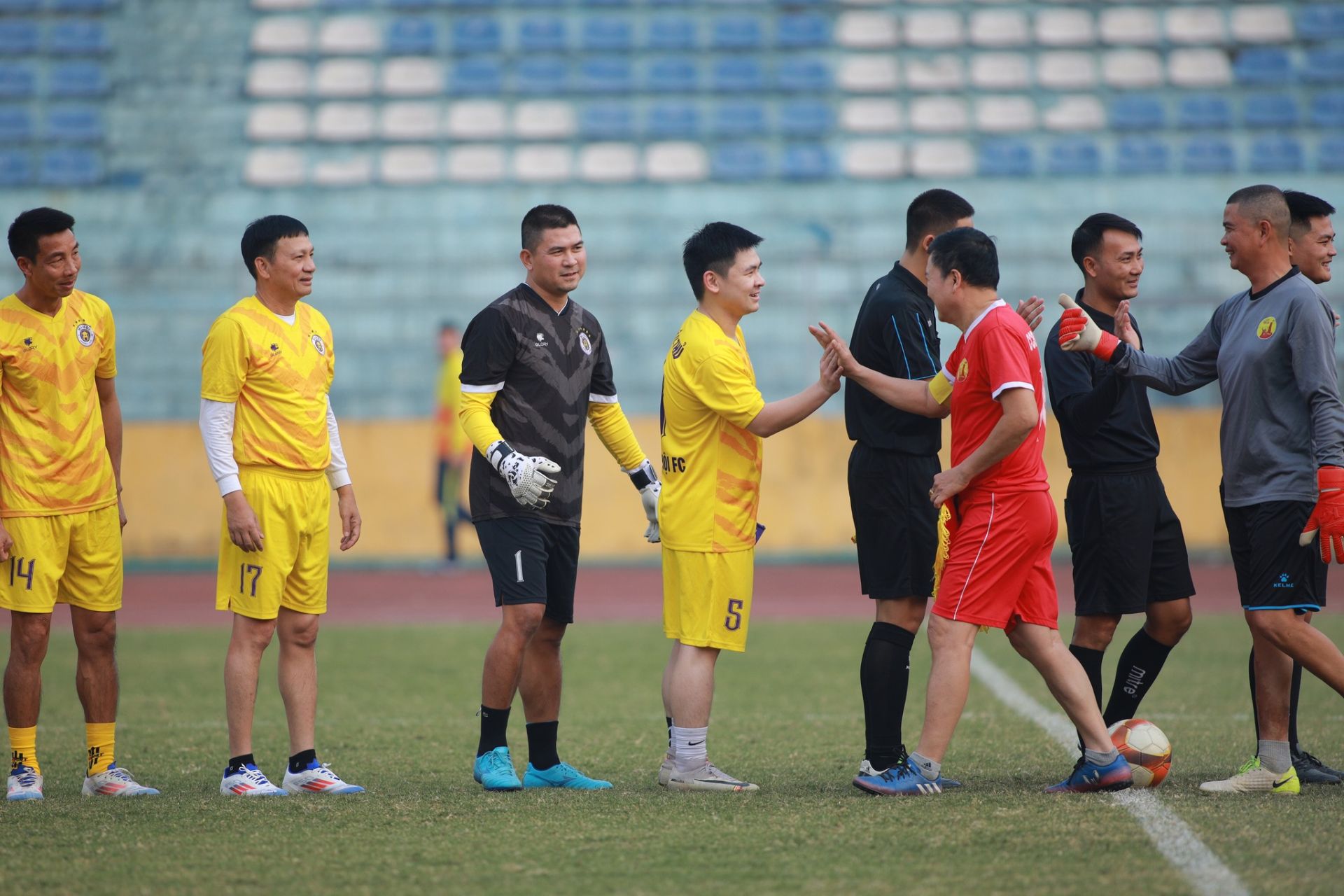 Phó Chủ tịch Tập đoàn T&T, Chủ tịch CLB Hà Nội Đỗ Vinh Quang (thứ 4 từ trái sang) tham dự giải bóng đá “Lão tướng Giải phóng Thủ đô 2024”. Phó Chủ tịch Tập đoàn T&T, Chủ tịch CLB Hà Nội Đỗ Vinh Quang (thứ 4 từ trái sang) tham dự giải bóng đá “Lão tướng Giải phóng Thủ đô 2024”.