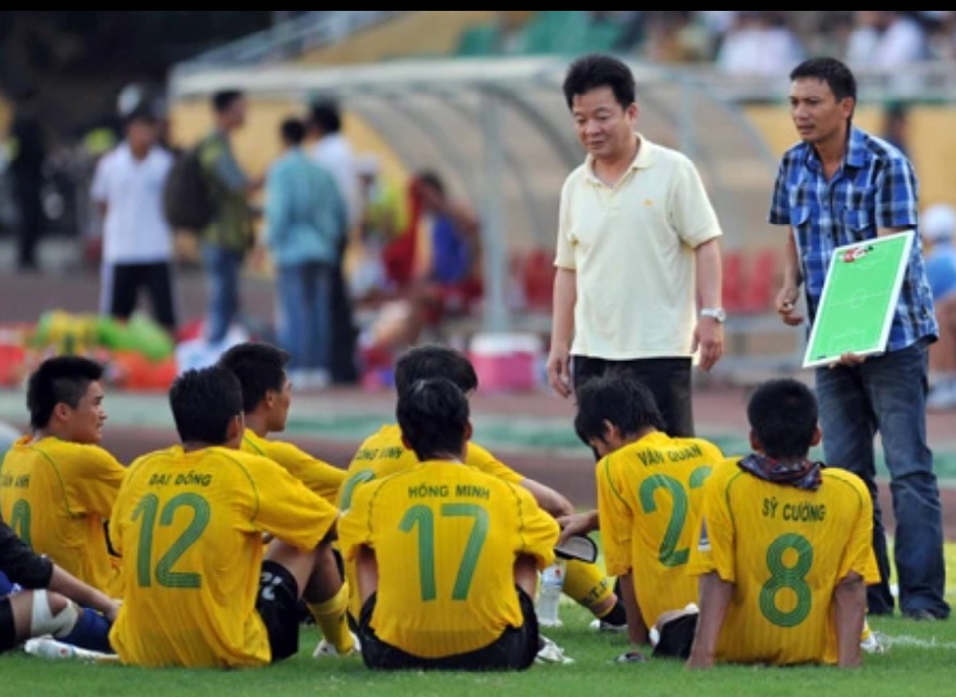 Bầu Hiển xuống sân động viên cầu thủ và HLV Triệu Quang Hà khi CLB Hà Nội mới lên V- League năm 2008. Ảnh: Minh Hoàng Bầu Hiển xuống sân động viên cầu thủ và HLV Triệu Quang Hà khi CLB Hà Nội mới lên V- League năm 2008. Ảnh: Minh Hoàng